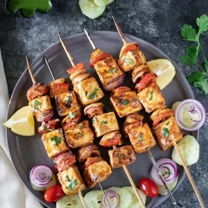 Tandoori chicken tikka with onions & lemon